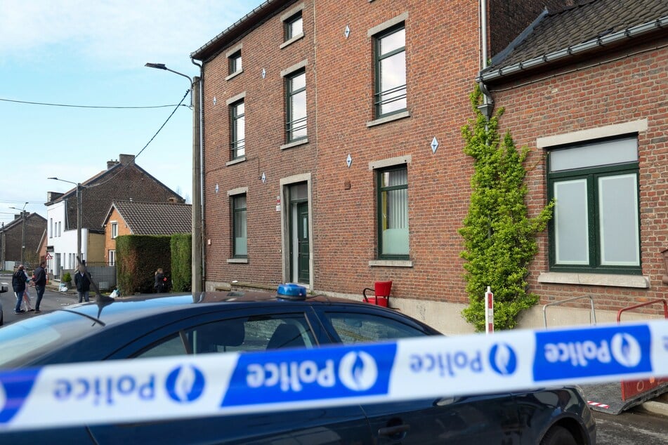 Ein Absperrband am Ort eines Polizeieinsatzes in Lodelinsart verhindert den Zugang zum Tatort.