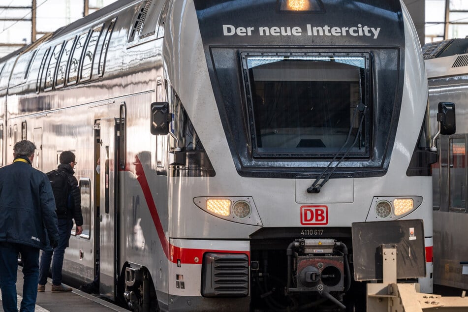 Die Deutsche Bahn hat die Intercity-Züge zwischen Chemnitz und Warnemünde vorübergehend komplett gestrichen. Warum, ist bis heute unklar. (Archivbild)