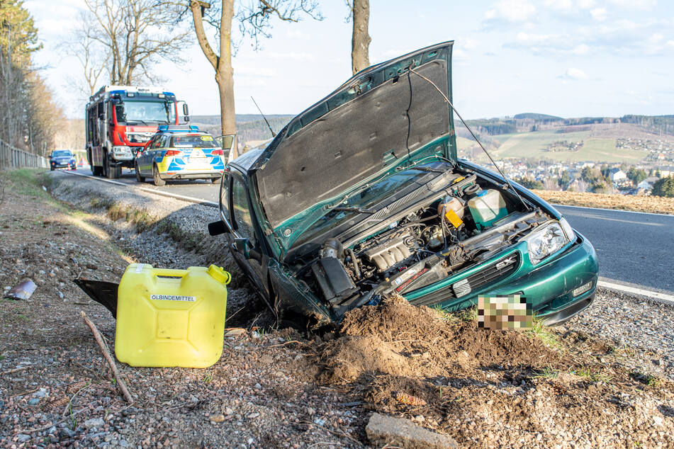 Ein Seat-Fahrer landete am Freitagnachmittag mit seinem Fahrzeug im Straßengraben.