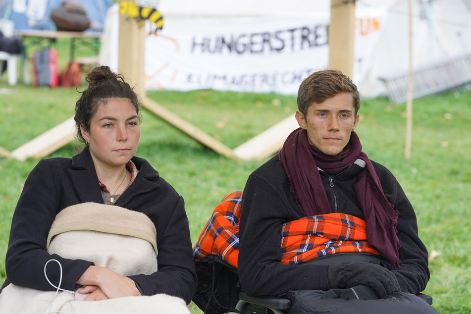 Lea Bonasera und Henning Jeschke geben auf einer Pressekonferenz bekannt, dass sie ab sofort in einen trockenen Hungerstreik treten, und fordern, dass SPD-Kanzlerkandidat Scholz den Klimanotstand ausruft. (Archivfoto)