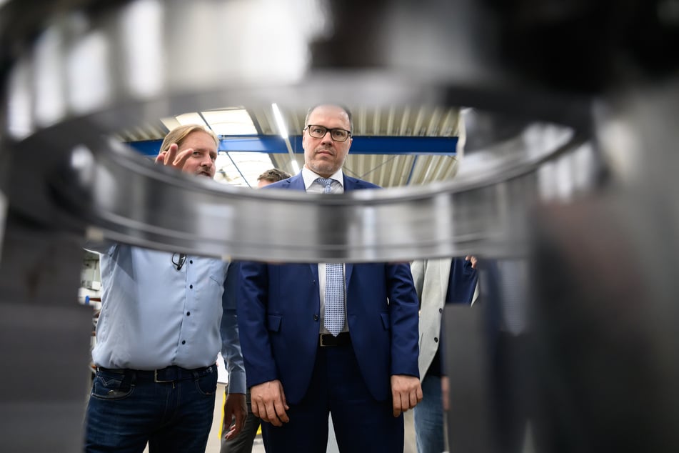 Gemeinsam mit Torsten Freudenberg, Geschäftsführer der PMG Precision Mechanics Group GmbH, begutachtete Panter unter anderem ein Gehäuse für eine Dämpfungseinheit, die ab 2040 in dem Nachfolger des "Leopard 2"-Panzers verbaut werden soll.