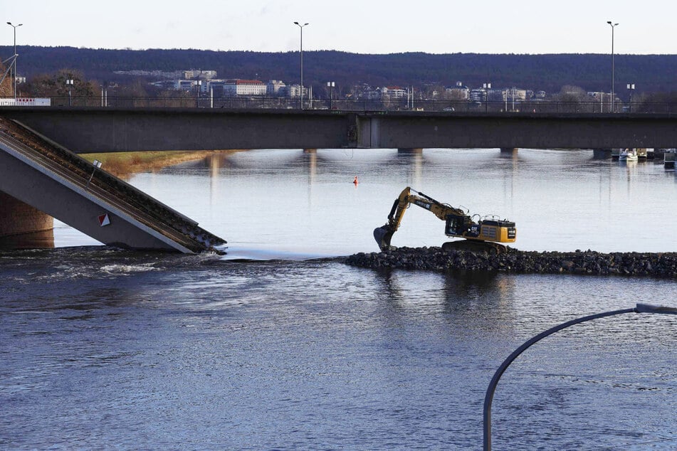 An der Carolabrücke ist bei den Abrissarbeiten eine Bombe entdeckt worden.