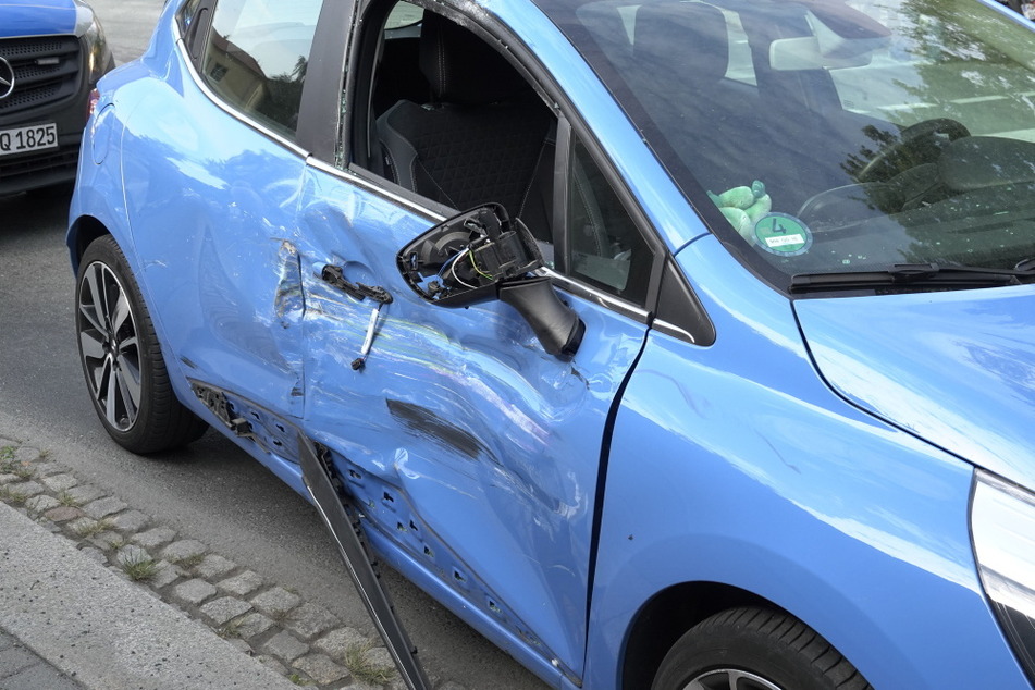 Der Renault-Fahrer wollte an der Kreuzung abbiegen, dann passierte der Crash.