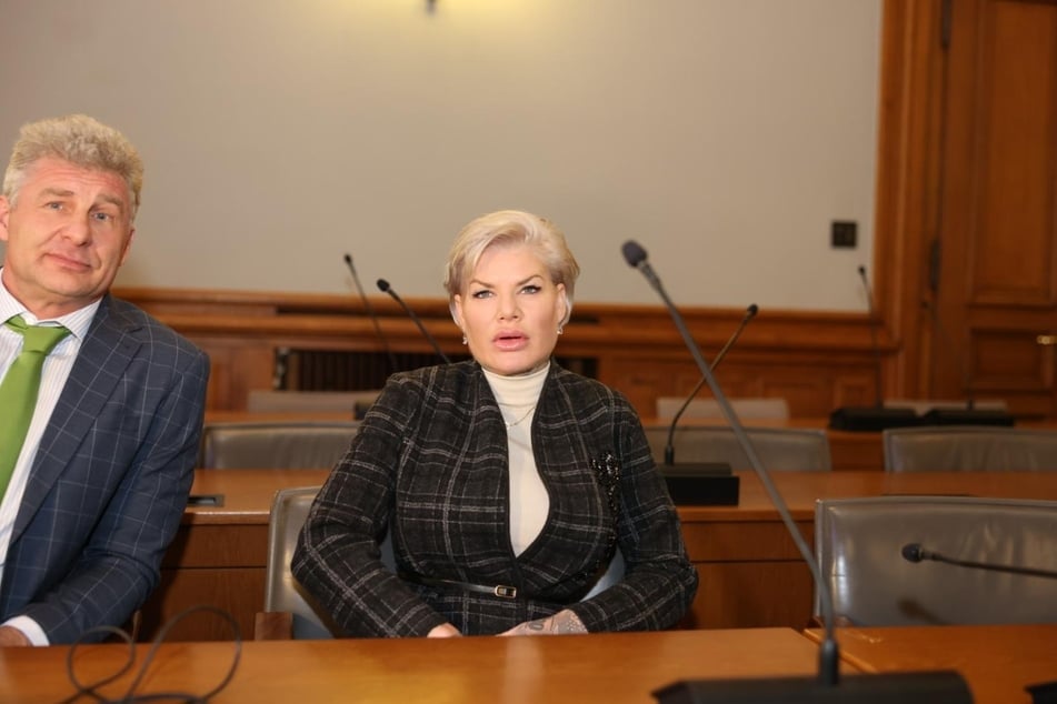 Der RTL-Dschungelkönigin von 2014 wird vorgeworfen, dass sie im September 2022 bei einem Auftritt in Leipzig den Hitlergruß gezeigt haben soll.