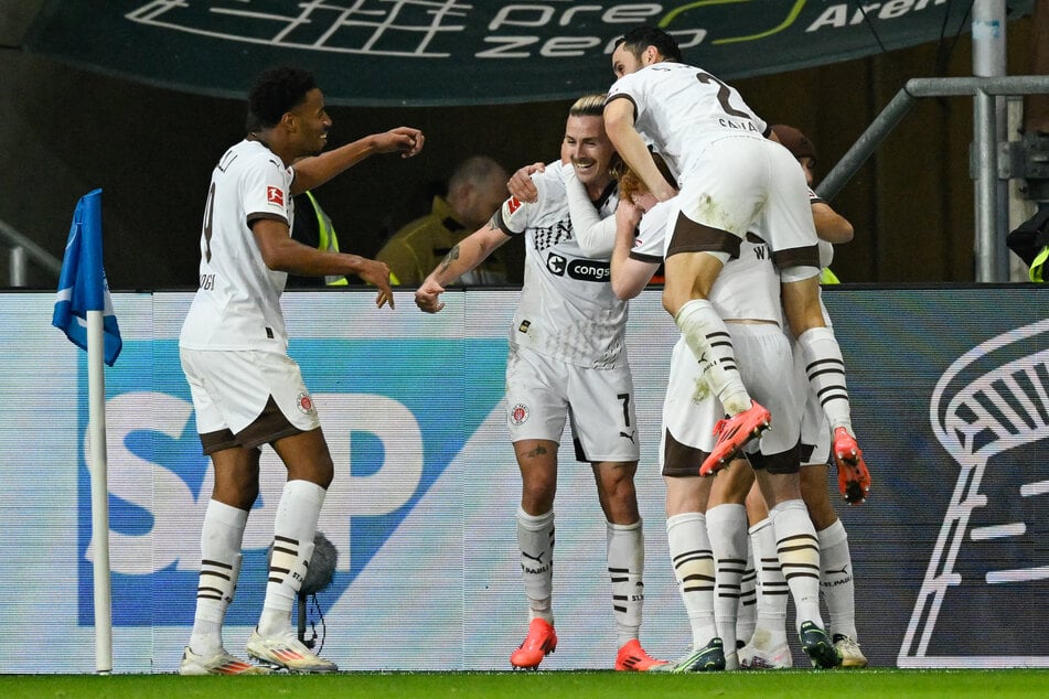 St. Paulis Mannschaft jubelt über das Tor zum 0:2.