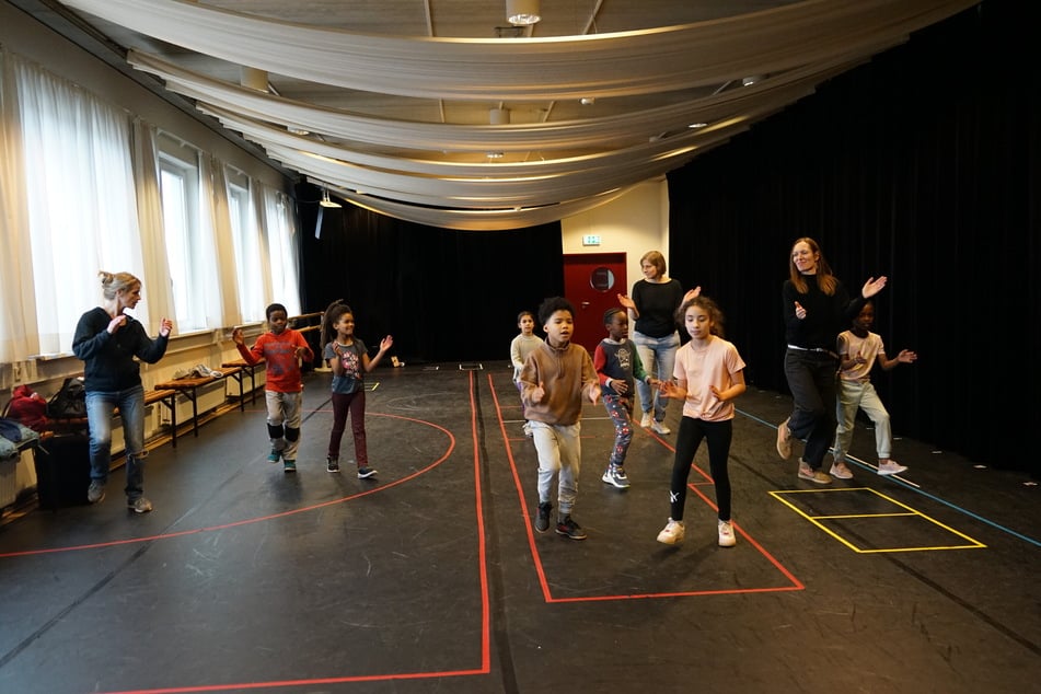 Schauspiel-Coach Katja Geist (l.), Svenja Kühl (M.) und Vocal Coach Nina Lahme unterrichten die Kinder dreimal die Woche.