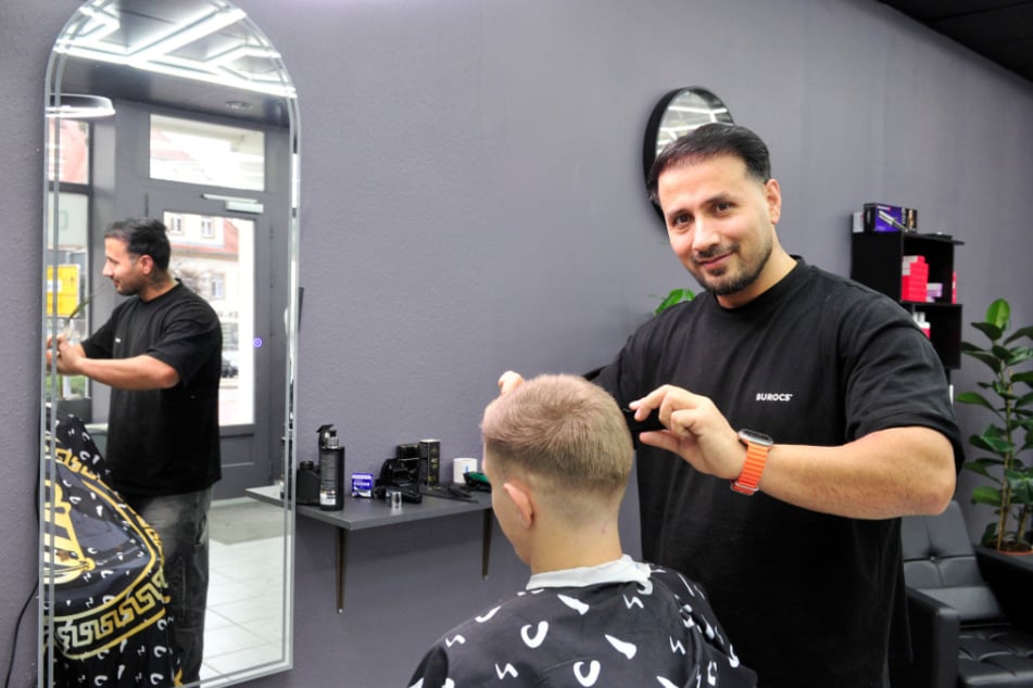 Rezay Seyed Haschem (34) bringt die Köpfe seiner Kunden ruckzuck in Fasson.