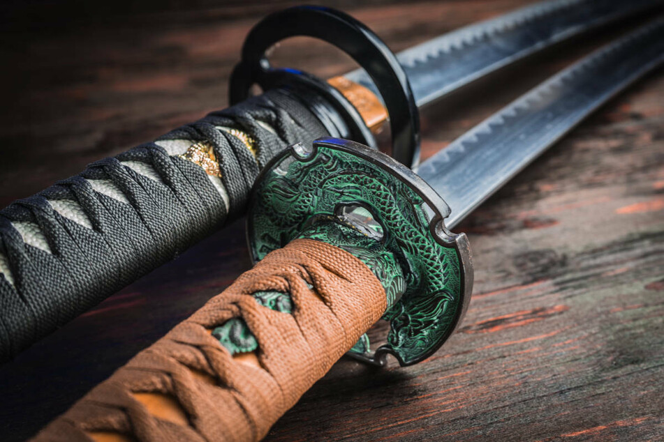 Dreiste Diebe klauen teure Samurai-Schwerter aus altem Bahnhof