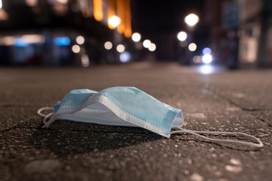 Nordrhein-Westfalen, Essen: Eins Schutzmaske liegt in der Innenstadt auf dem Boden.