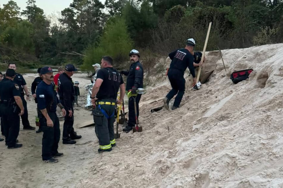 Im US-Bundesstaat Texas musste ein Mädchen aus ihren selbst gebuddelten Loch befreit werden.