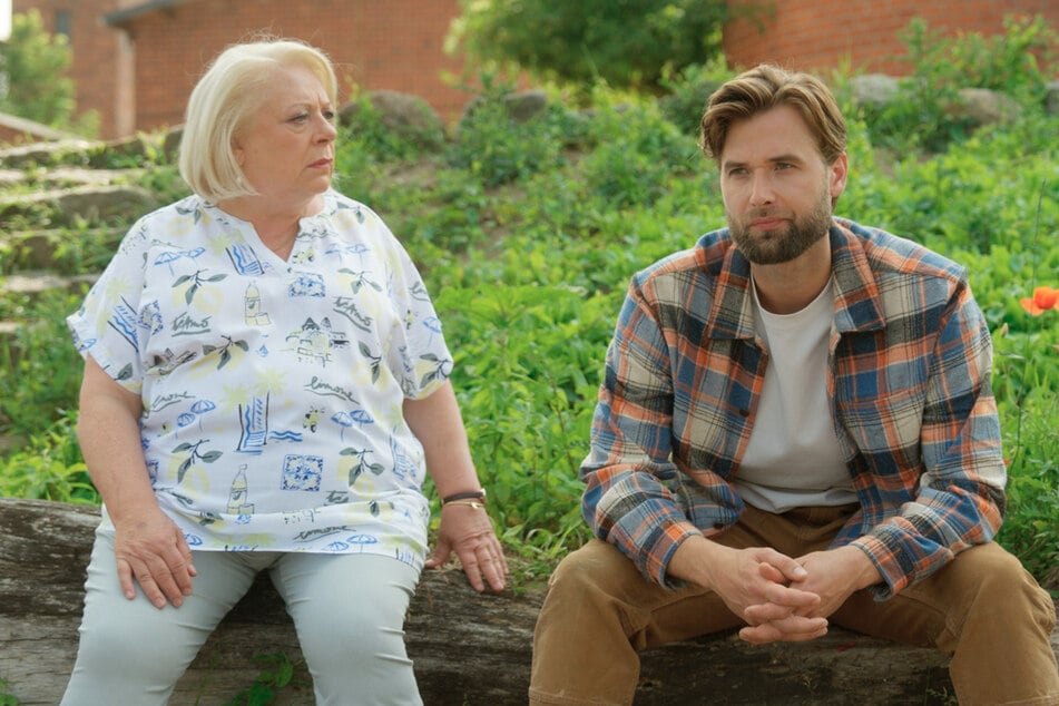 Simon (Thore Lüthje, 32) will nur ungern wieder zurück auf den Darß. Im Gegensatz zu Valerie (Maike Johanna Reuter, 36) würde Gisela (Martina Eitner-Acheampong, 65) ihn gerne dauerhaft hierbehalten.