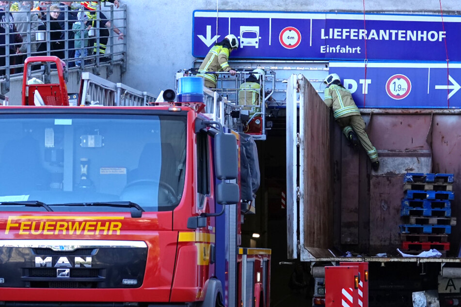 Unfall im Dresdner Zentrum: Lkw kracht am Karstadt gegen Tiefgaragen-Decke