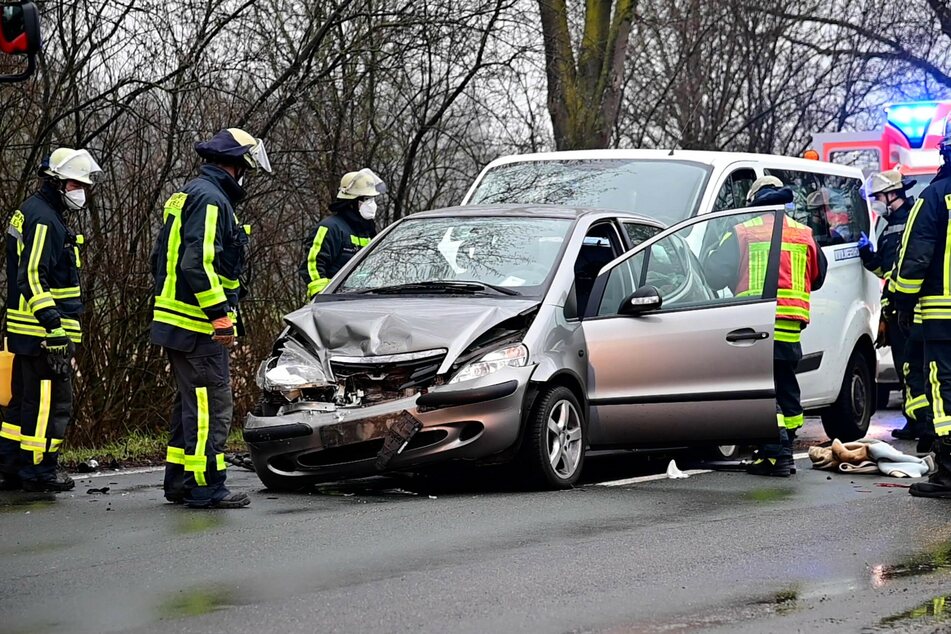 In Krefeld sind bei einer schweren Karambolage mit vier Autos sieben Menschen verletzt worden, darunter vier Kinder. Eine weitere Autofahrerin kam ums Leben.