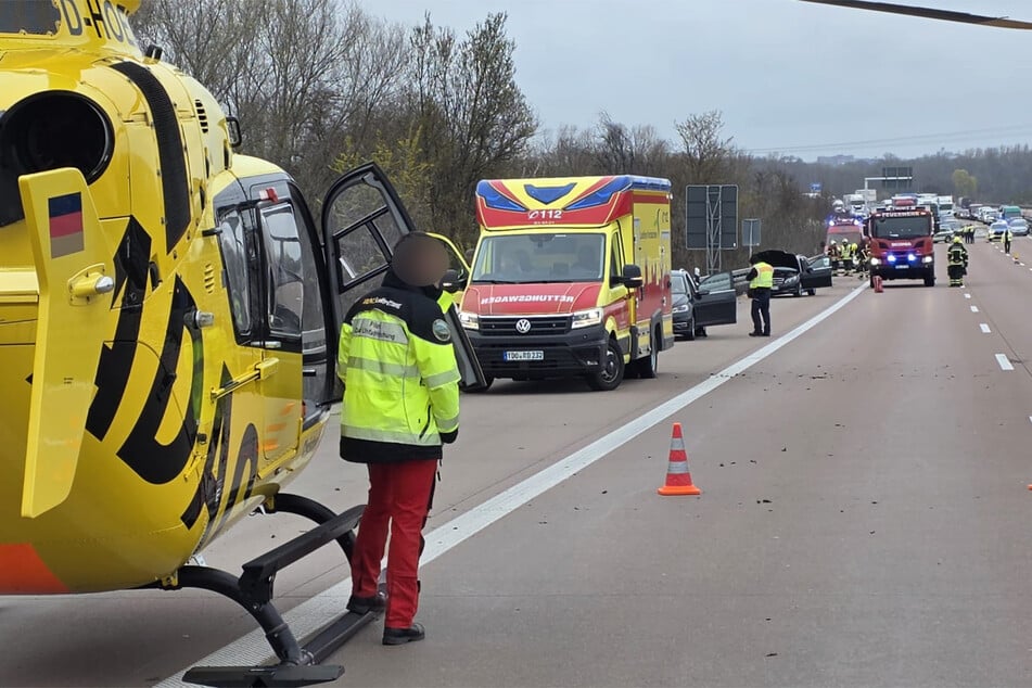 Bilder zeigen, dass ein Rettungshubschrauber auf der Autobahn landete. Im Hintergrund erkennt man den sich bildenden Stau.