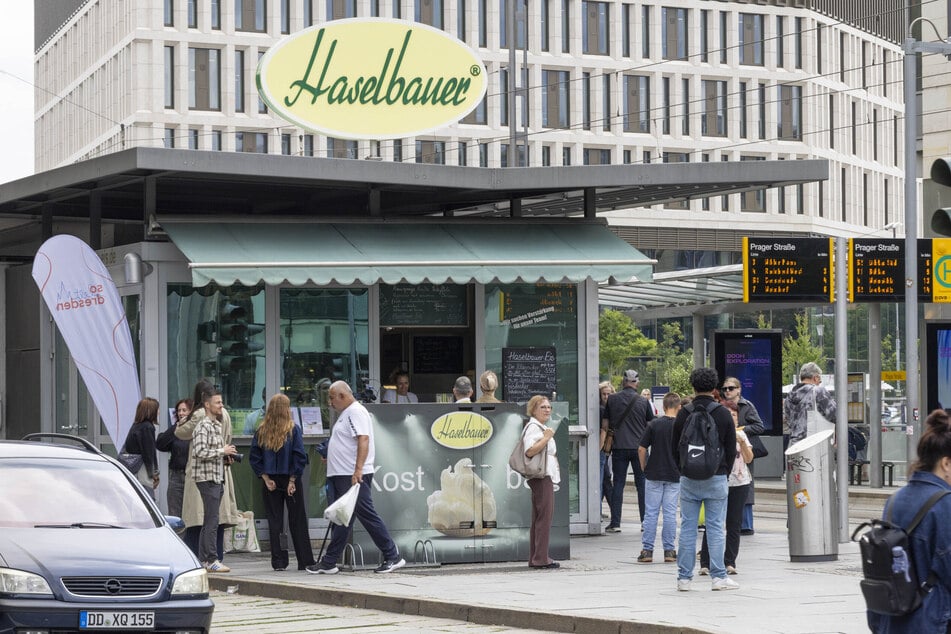 Bereits um 11 Uhr standen einige Menschen vor der Eisdiele.