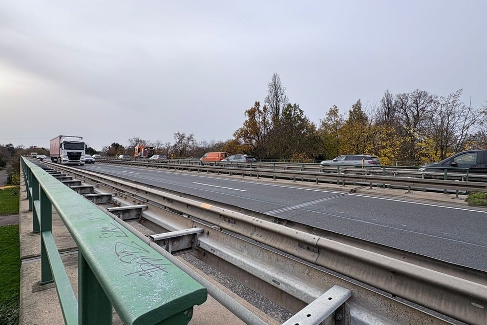 Es gilt ein ein Durchfahrtsverbot für Kraftfahrzeuge über 3,5 Tonnen auf der Agra-Brücke.