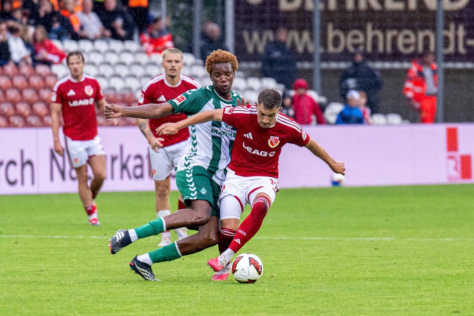 Allein Julian Guttau (26, r.) hatte gegen Werder mehrfach einen Treffer auf dem Fuß, aber die Kugel wollte nicht rein.