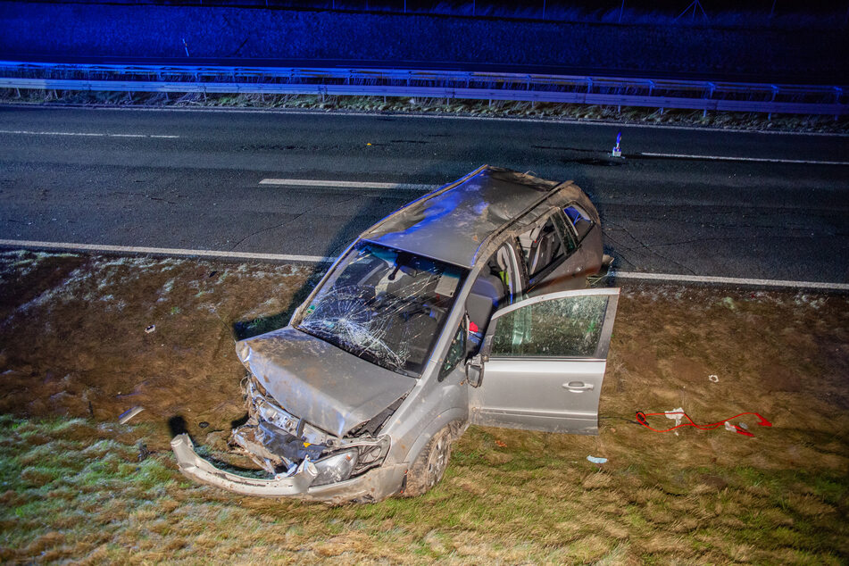 Der völlig demolierte Wagen des 24-Jährigen steht auf einem Grünstreifen.