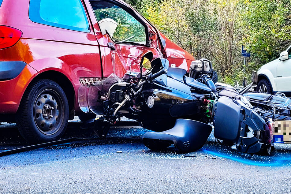 Ein 68 Jahre alter Motorradfahrer wurde bei dem Crash im Taunus schwer verletzt. Eine 57-jährige Frau erlitt leichte Verletzungen.