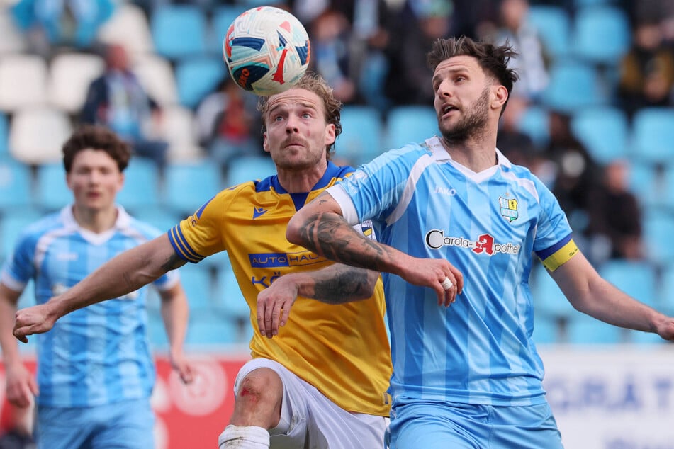 Dejan Bozic (33, r.) soll auch in der kommenden Saison für den CFC auf Torejagd gehen.