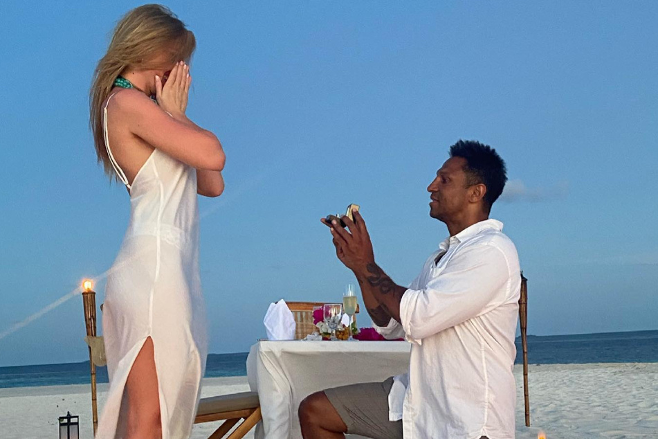 Romantisch am Strand machte der Moderator seiner Liebsten vor einem Jahr einen Heiratsantrag.