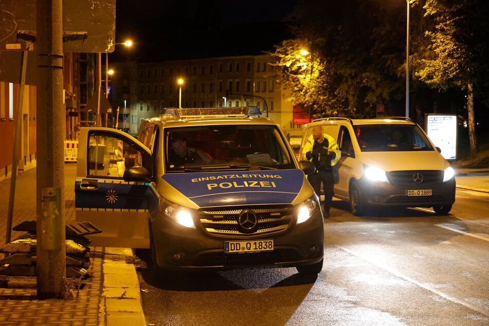 Mitten in der Nacht rückte die Polizei zum Tatort in der Reichenhainer Straße nahe dem Südbahnhof aus.