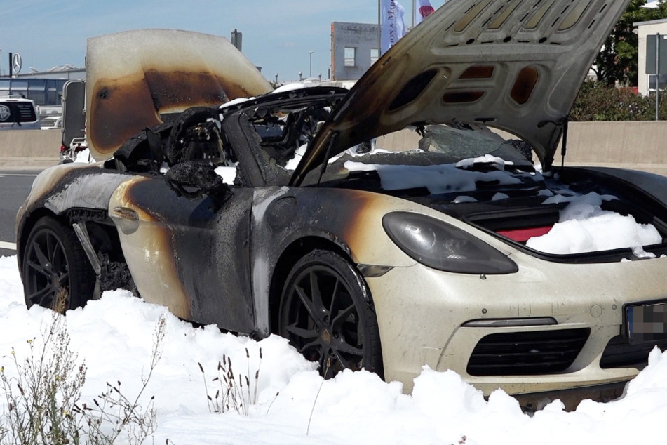 Das Foto zeigt den verkohlten Porsche auf der B42 bei Weiterstadt.
