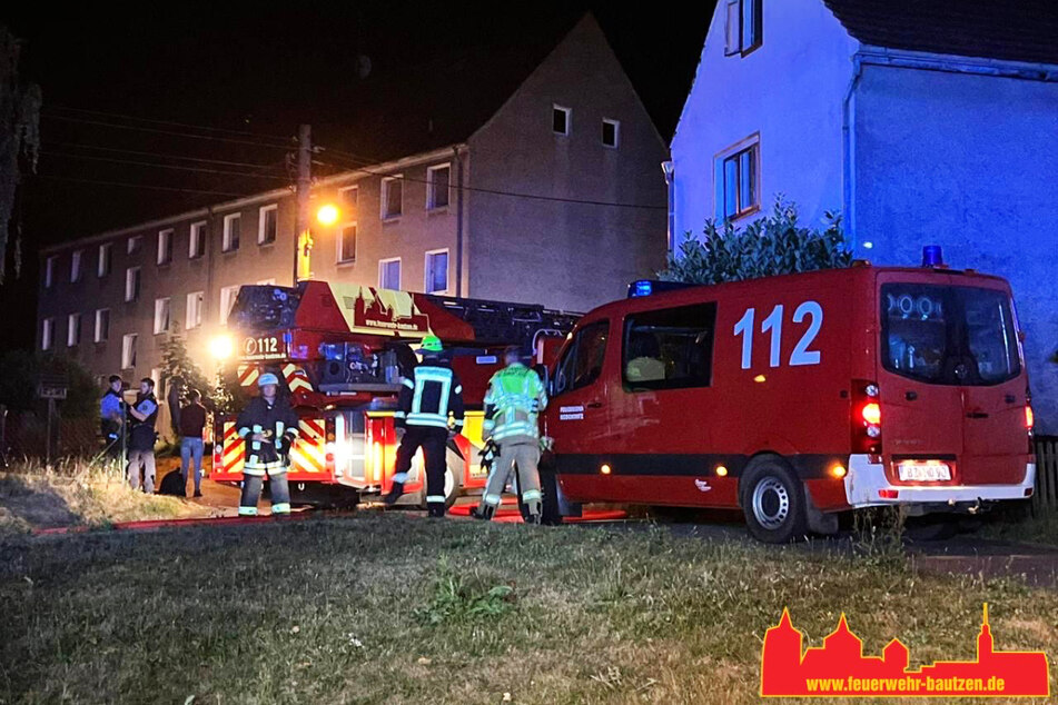 Zahlreiche Feuerwehrleute kamen am Samstagabend zum Einsatz, nachdem Brandstifter den Keller eines Mehrfamilienhauses in Brand gesetzt hatten.