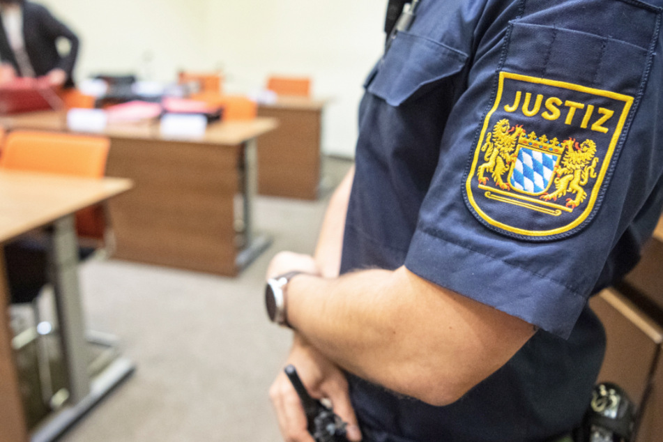 Ein Justizbeamter steht in einem Gericht. (Symbolbild)