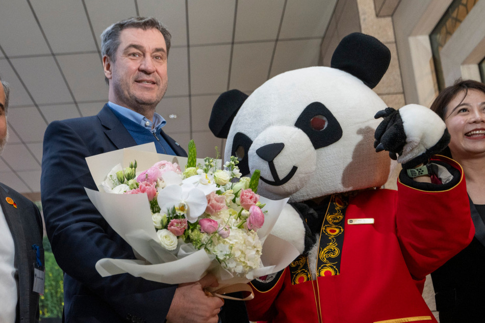 Vom Hotel-Panda bekam der Bayern-MP sogar einen Strauß Blumen geschenkt.