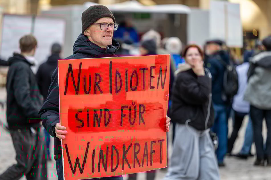 Vor dem Rathaus hatten vor der Sitzung etwa 50 Windkraftgegner gegen den Plan demonstriert.