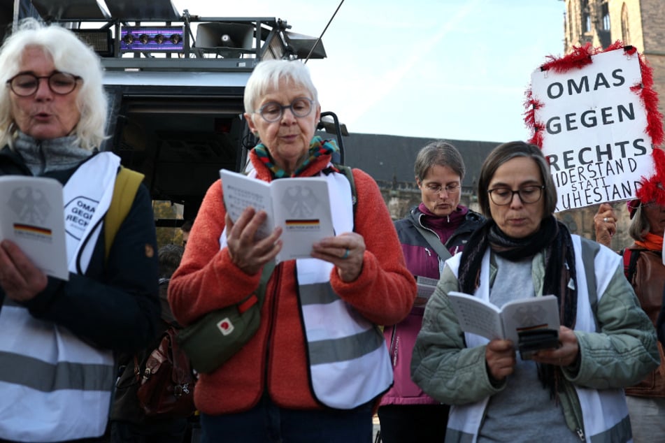 Die "Omas gegen Rechts" haben sich mit einem offenen Brief an die Parteien des Landtags gewandt.