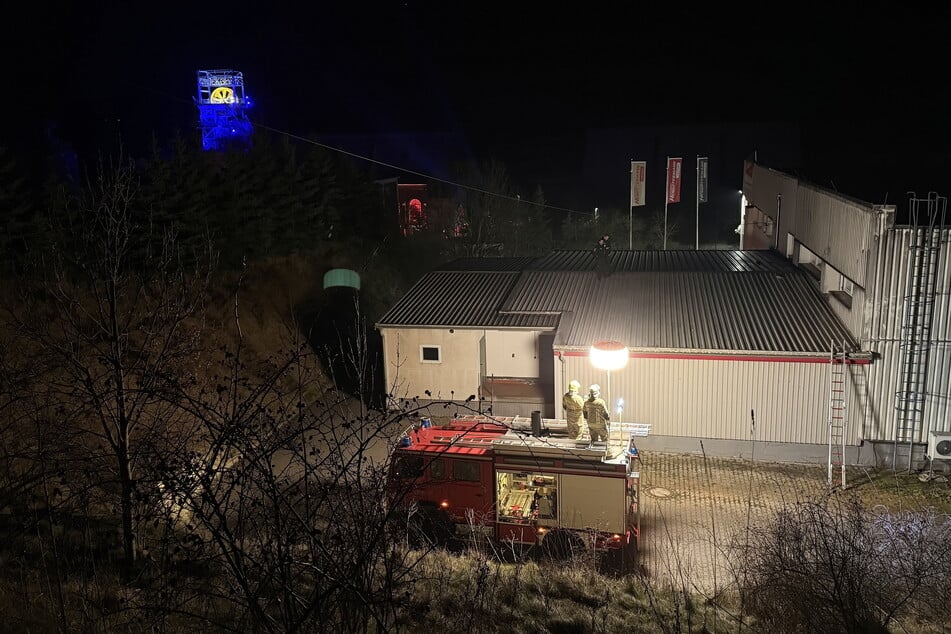 Die Feuerwehr war ebenfalls vor Ort, um die Polizei zu unterstützen.