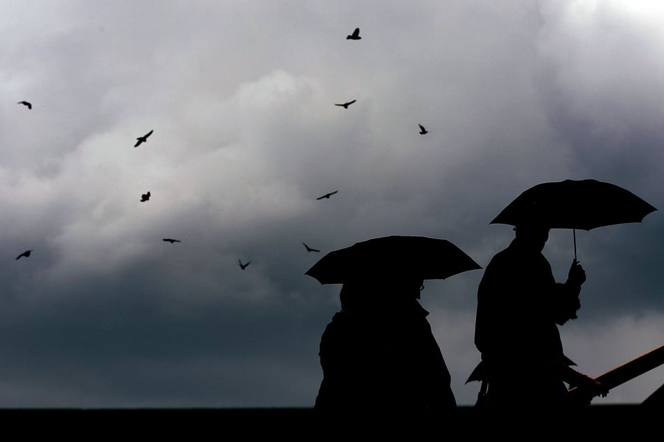 Seinen Regenschirm sollte man am Wochenende in Sachsen stets parat haben.