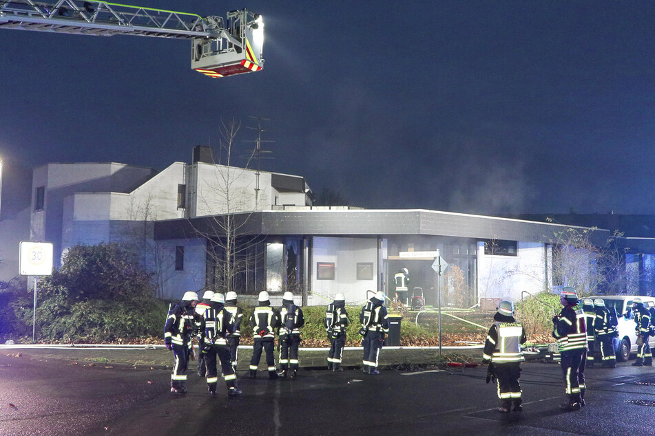 Etliche Kräfte der Feuerwehr waren im Außenbereich und im Inneren des Gebäudes im Einsatz.