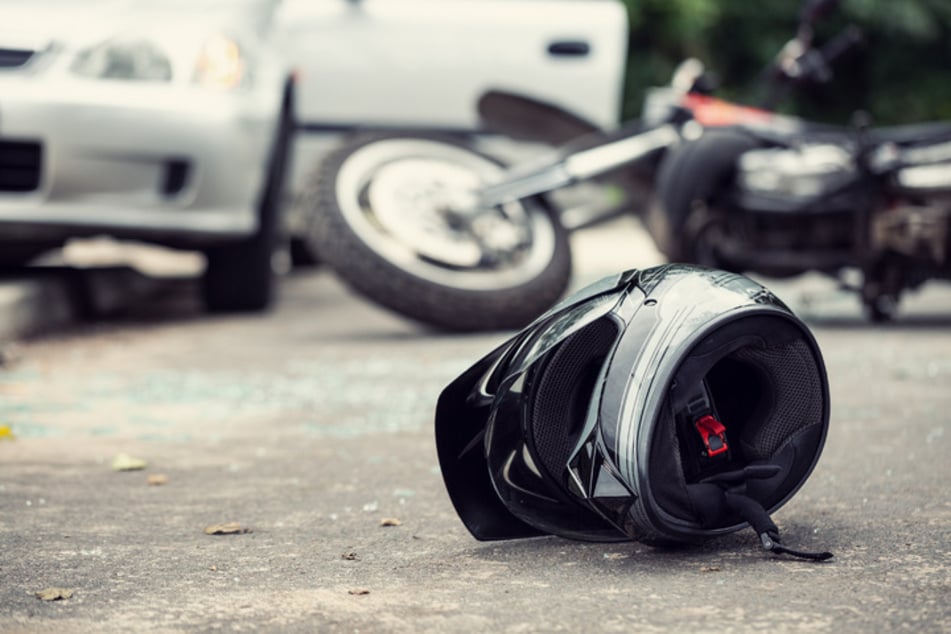 Unfall A59: Motorradfahrer (28) nach bösem Sturz schwer verletzt - A59 bei Köln gesperrt
