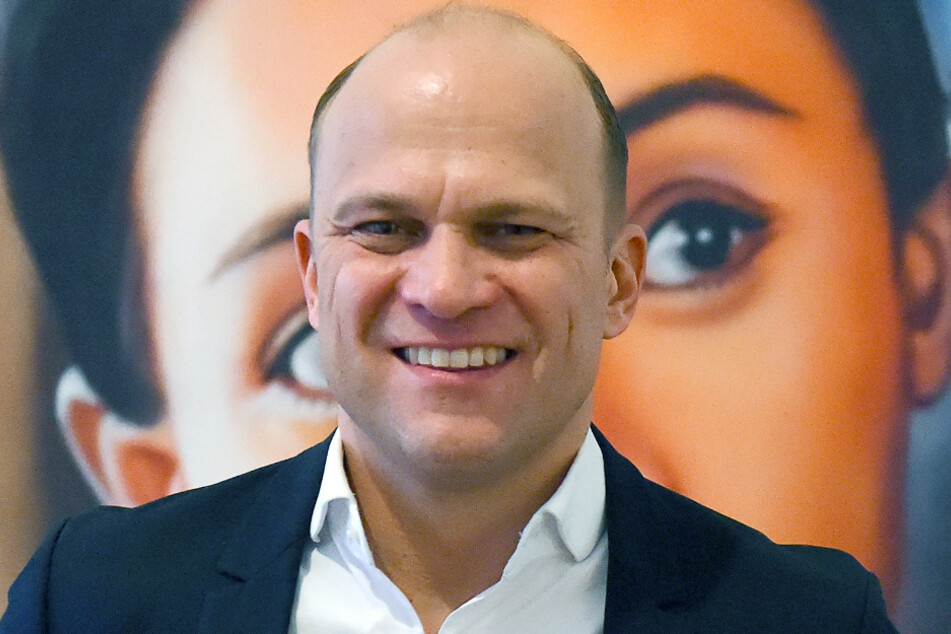 Christian Bräuer steht in seinem Berliner Büro vor einem Plakat.
