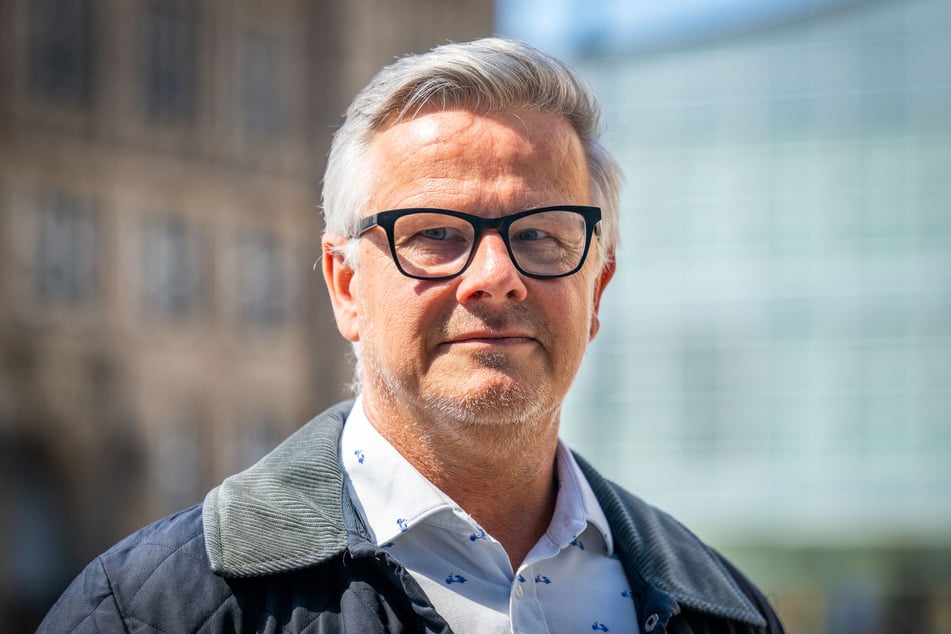 Noch-Stadtsprecher Matthias Nowak (56) sitzt auf gepackten Koffern.