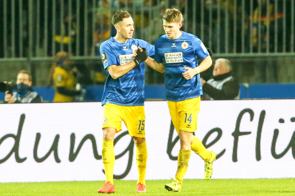 Robin Becker (r.) bejubelt mit Marcel Bär am 3. Dezember 2019 sein letztes Tor für Eintracht Braunschweig. Er traf zum zwischenzeitlichen 3:0 gegen den FSV Zwickau.