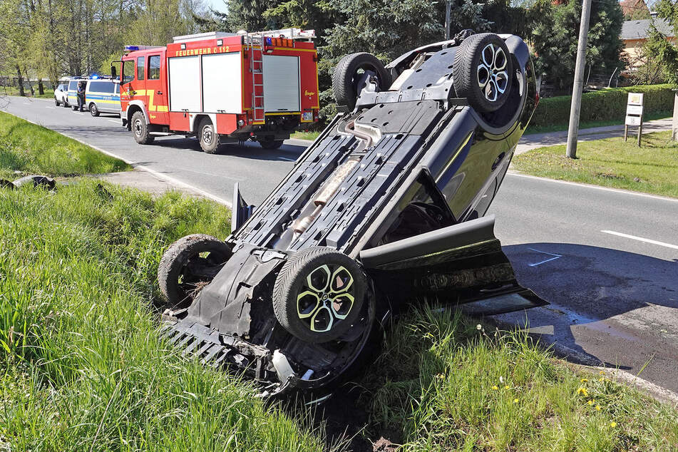Der Wagen landete auf dem Dach.