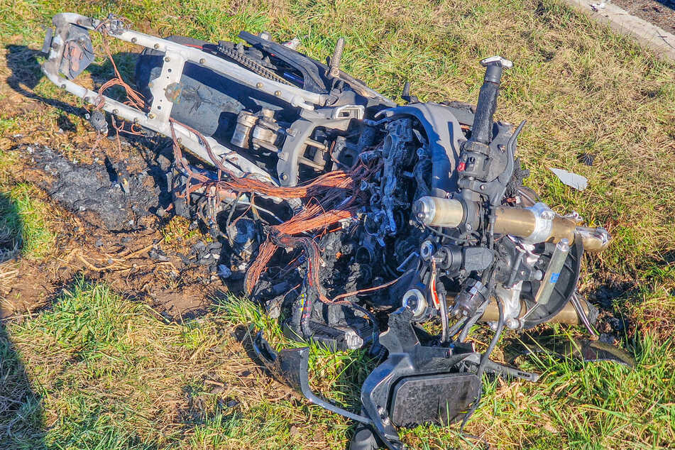 Von dem Motorrad blieb nur noch ein Wrack übrig.