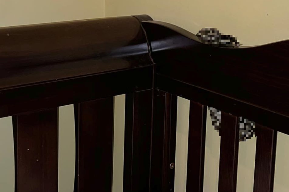 Frau bekommt Schreck ihres Lebens, als sie hinter das Bett ihres Babys schaut