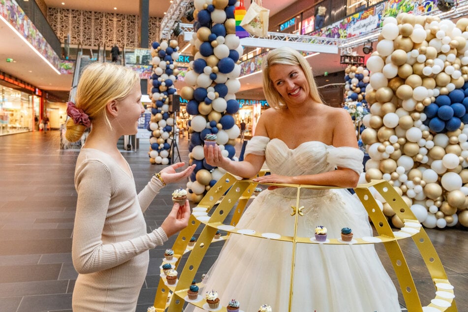 Hula-Hoop-Tänzerin und Model Nelly Halling (33) verteilt Muffins.