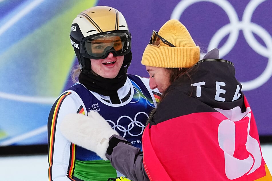 Emma Aicher (l.) und Kira Weidle-Winkelmann jubeln über Bronze in der Team-Kombination.