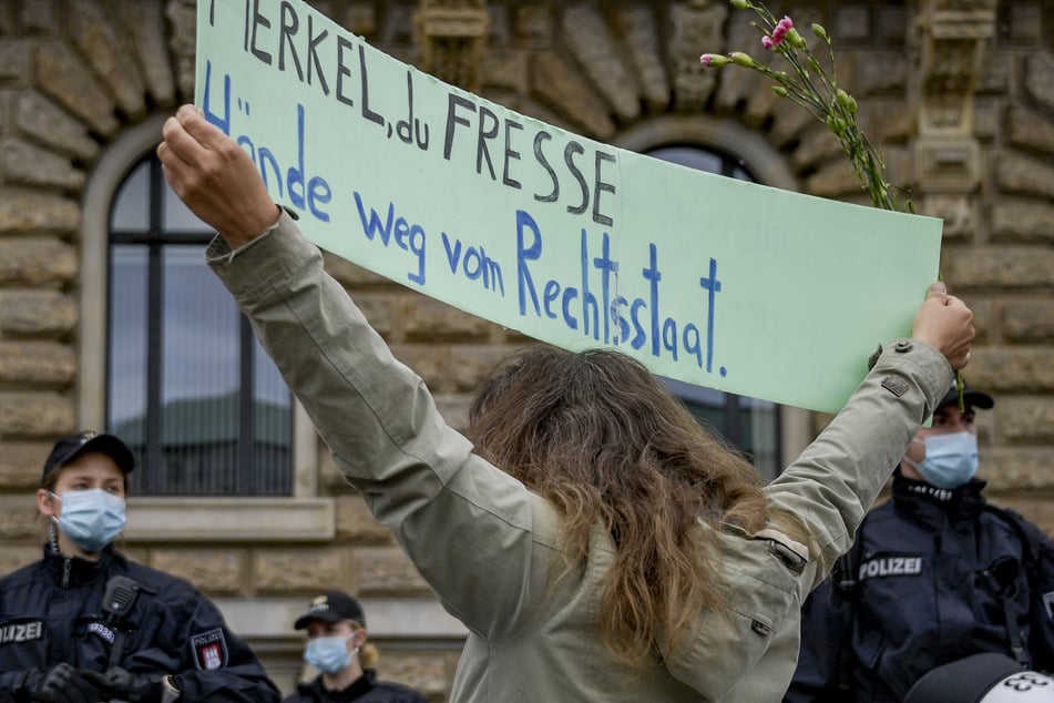 Demonstrant schlägt Polizist bei Anti-Corona-Protest: "Lass Dir erstmal Haare am Sack wachsen"