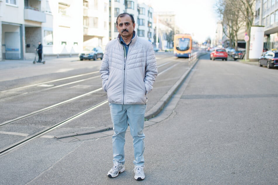 Taxifahrer Muhammad A. wird die Rettungsmedaille für sein heldenhaftes Eingreifen verliehen.