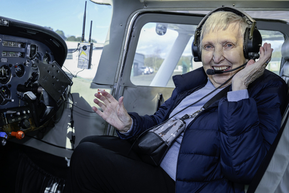 Wunsch erfüllt: 93-Jährige fliegt noch einmal selbst