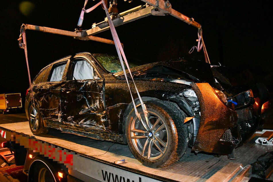 BMW-Fahrer schleudert gegen Firmentor und kracht frontal in Fassade