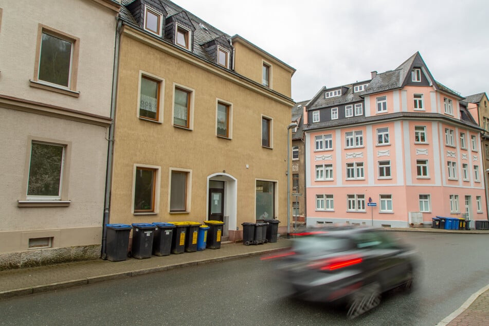 In diesem Mehrfamilienhaus in der Auerhammerstraße geschah die schreckliche Tat: Eine Frau (34) wurde tot aufgefunden - offenbar war sie vom eigenen Ehemann umgebracht worden.