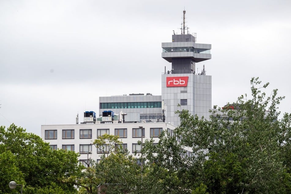 Der Sender rbb muss 22 Millionen Euro einsparen und wollte daher Hörgeschichten des "Ohrenbären" streichen.